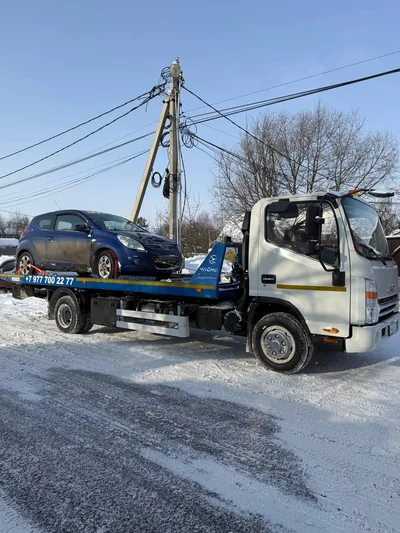 Завершённая эвакуация автомобиля Hyundai — легковой авто закреплён стяжными ремнями на платформе эвакуатора Гидрокар