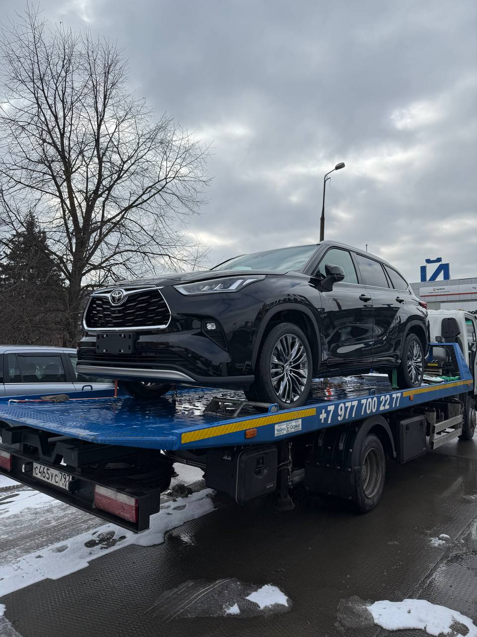 Эвакуация кроссовера Toyota на платформенный эвакуатор JAC грузоподъёмностью 3,5 т — выезд Гидрокар по Москве и МО